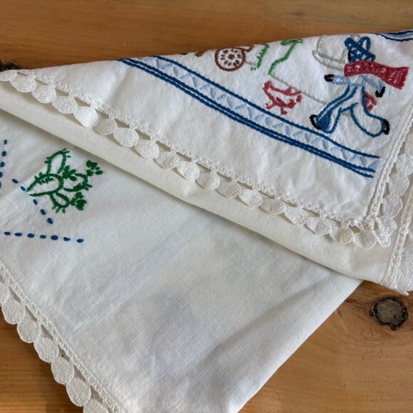 Vintage hand-embroidered table linen/runner Mexican-themed folk art design - Picture 2 of 8